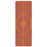 Terracotta renkli, mozaik desenli ve yerle bağ kurmayı hedefleyen doğal tonlarda toksik içerikli yoga matı.