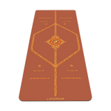 Koyu kırmızı ve turuncu tonlarda mozaik desenli, Liforme Terracotta yoga matı ve hediye mat çantası.