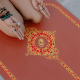 Topaz renkli mozaik desenli terracotta yoga matinde mediten yapan birey. Toprak tonlu, çevre dostu yoga matı hediye seti.