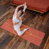 Kadın, toprak tonlarında seramik desenli yogamatında ahşap terastas advanced bir yoga pozisyonu yapıyor.