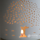 Yaşam Ağacı motifli beyaz seramik buhurdan; ışık geçirgen desenlerle meditasyon ve dekor için.