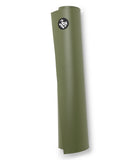 La Rana yeşili Manduka GRP Adapt Lite 4mm yoga matı, rulo halinde