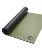 Manduka Grp Adapt Lite 4mm - La Rana yeşil yoga matı, hafif ve iyi tutuşlu.