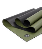 Manduka Grp Adapt Lite 4mm La Rana yeşil yoga matı; hafif, güçlü tutuşlu, rulo halinde.