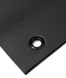 Manduka ENDURA 10mm siyah fitness matı köşe detayı, kenarında metal halka bulunan grommetli tasarım.