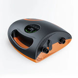 OutdoorMaster Shark II S Şarjlı SUP Pompası; dijital ekranlı, çift uçlu bağlantı, 8800mAh pil.