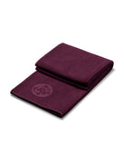 Acai renkli Manduka eQua Hot Yoga Mat Havlusu, katlanmış, üzerinde logo.