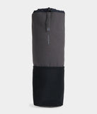 Manduka Hala Mat Carrier / Phantom mat çantası, astarlı geniş bölmeli ana bölmesiyle her boyuttaki matı güvenle taşır.