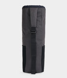Manduka Hala Mat Carrier / Phantom mat çantası; astarlı geniş ana bölme, her boyuttaki matı güvenle taşır.