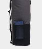 Manduka Hala Mat Carrier / Phantom: astarlı geniş ana bölme ile her boyuttaki matı güvenli ve kolay taşıma.