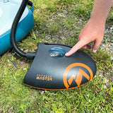 OutdoorMaster Shark II S Şarjlı SUP pompası; 8800mAh batarya ile dört SUP tahtasını ardışık şişirebilir.