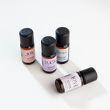 Joy Uçucu Yağ Karışımı: portakal, bergamot, limon ve biberiye uçucu yağları; Luck/Love/WELLNESS etiketli şişeler.