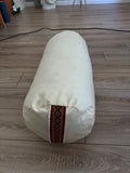 Bej renkli, etnik desenli yoga destek minderi; el yapımı, kılıflı, fermuarlı, yaklaşık 63 cm.