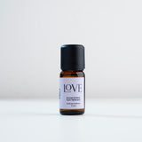 LOVE Uçucu Yağ Karışımı şişesi, %100 saf Ylang Ylang, Lavanta ve Bergamot uçucu yağları.