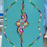 Turkuaz zeminli, renkli makak ve tropikal bitki desenli yoga minderinin canlı deseni.