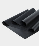 Manduka GRP® Adapt Travel Yoga Mat 1.5mm - Dark Lotus, hafif ve katlanabilir, kaymaz yüzeyiyle ideal.