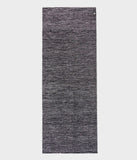 Manduka Shala Yoga Rug / Black Heather, zanaatkar dokumacılardan elde edilen sürdürülebilir bir yoga paspasıdır.