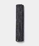 Manduka Shala Yoga Rug / Black Heather, el yapımı ve sürdürülebilir yoga halısı, geleneksel dokuma teknikleriyle üretilmiştir.