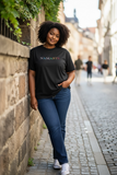 Namaste Oversize T-shirt siyah, üzerinde renkli logo yazılı; rahat kesim, şehir sokak stili.