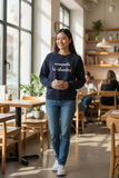 Namaste in İstanbul Kadın Sweatshirt 3 Huggers lacivert renkli, kahve içerirken rahat kafede.