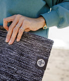Manduka Shala Yoga Rug / Black Heather, sürdürülebilir el yapımı yoga halısı, artisan dokuma ile hazırlanmıştır.