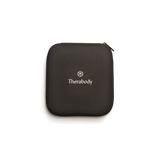 Theragun Mini Plus Isı Özellikli taşıma çantası üzerinde Therabody logosu