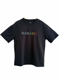 Siyah Namaste Oversize T-shirt üzerinde renkli NAMASTE yazısı, unisex ve rahat kesim.