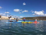 HAUTE BOARDS Yoga Adası 305cm x 305cm ile denizde yoga yapan kişiler, huzurlu bir atmosferde oturuyor.